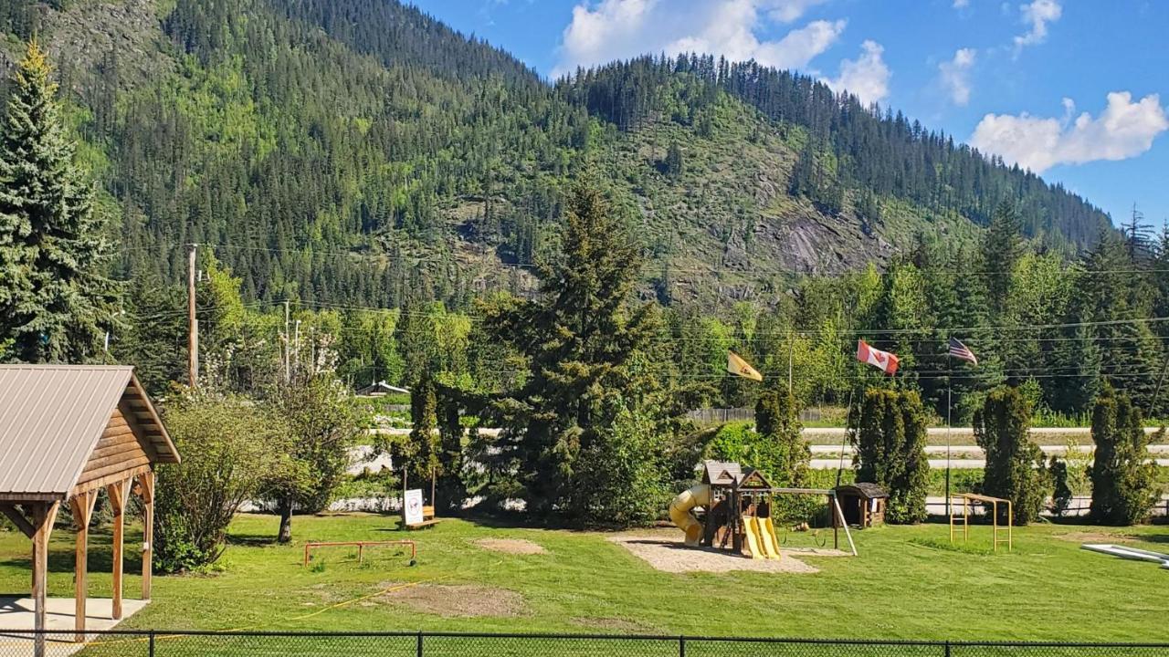 Sicamous Rv & Cabin Resort Malakwa Exteriör bild